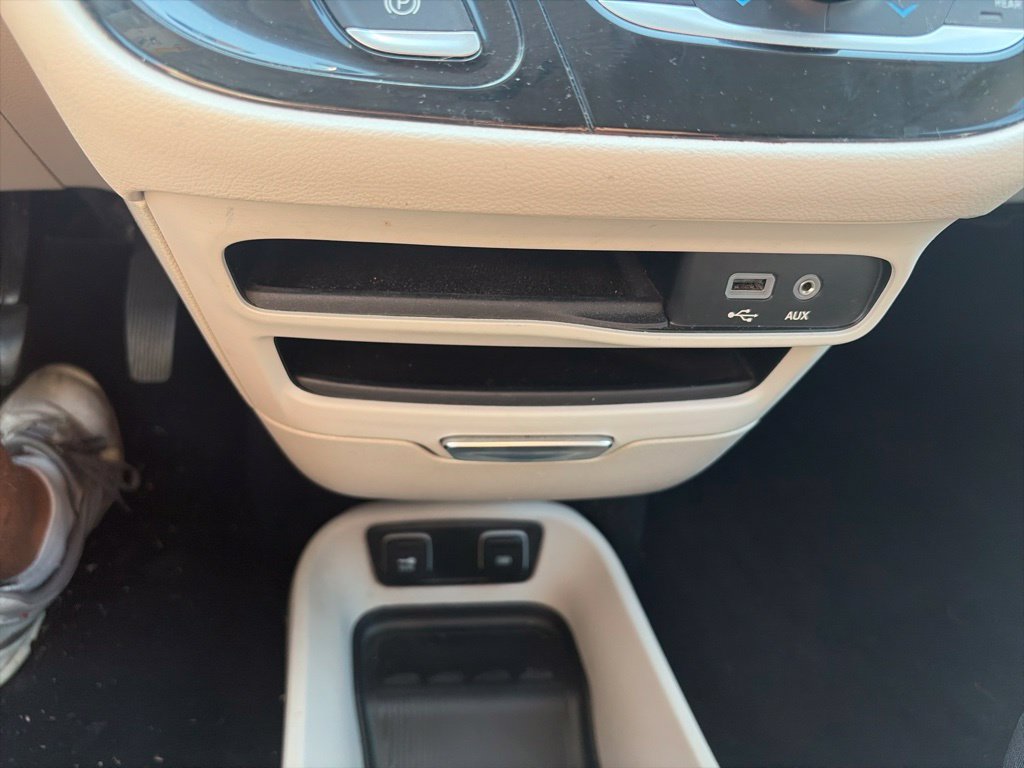 Used 2018 Chrysler Pacifica Touring-L FWD image 23