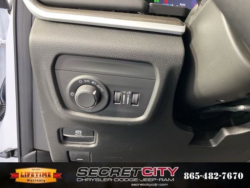 New 2026 Jeep Grand Cherokee Altitude image 14