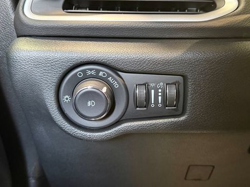 Used 2026 Chrysler Pacifica Select FWD image 22