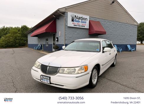 Used 1999 Lincoln Town Car Signature RWD image 1