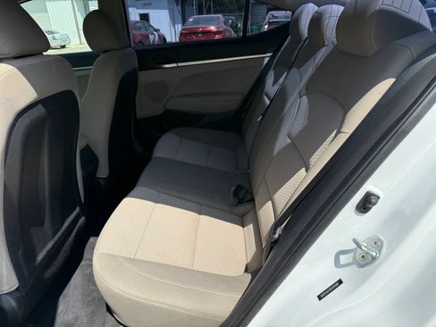 Used 2019 Hyundai Elantra SE FWD image 21