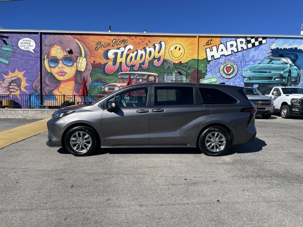 Certified 2024 Toyota Sienna LE AWD/4WD image 2