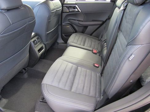 New 2025 Mitsubishi Outlander SE image 9