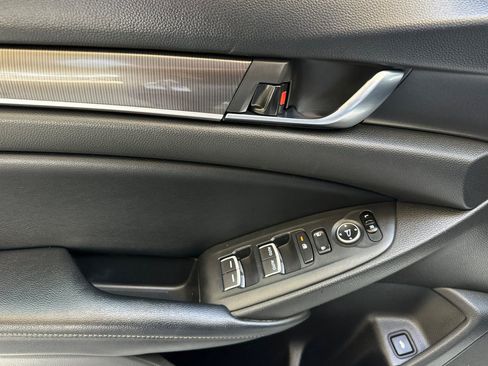 Used 2018 Honda Accord Sport image 11