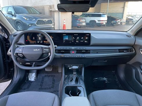 Used 2025 Kia K4 LXS image 32