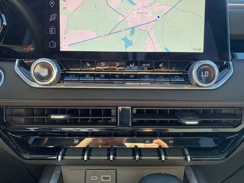 Used 2024 Chevrolet Colorado Z71 w/ Z71 Convenience Package 2 image 16