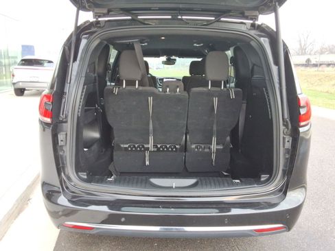 Used 2023 Chrysler Pacifica Touring FWD image 32