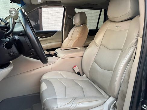 Used 2019 Cadillac Escalade Luxury AWD/4WD image 11
