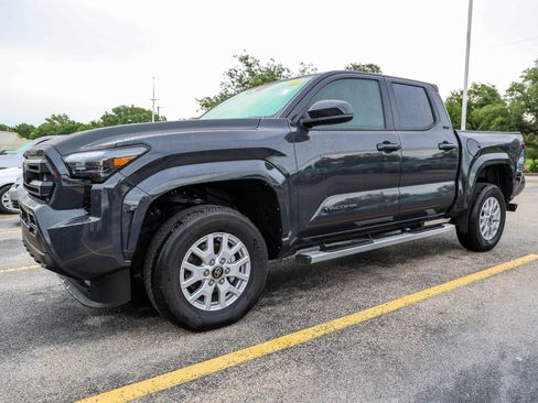Used 2025 Toyota Tacoma SR5 AWD/4WD image 15