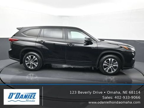 Used 2023 Toyota Highlander XLE AWD/4WD image 7