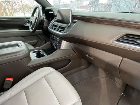 Used 2022 Chevrolet Suburban LT w/ Luxury Package image 16