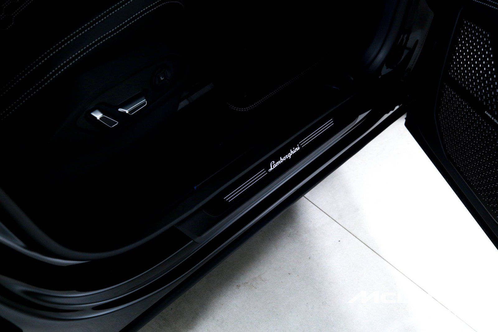 Used 2025 Lamborghini Urus S AWD/4WD image 29