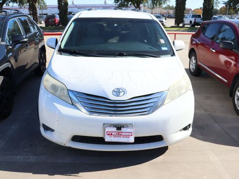 Used 2015 Toyota Sienna LE image 3