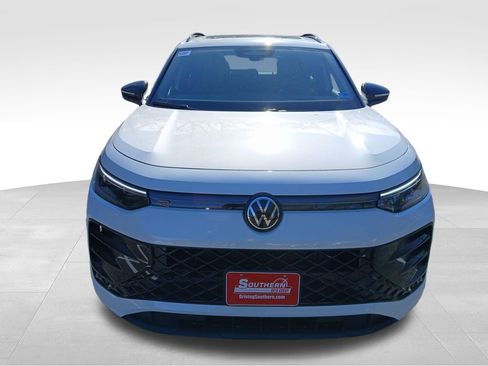 New 2026 Volkswagen Tiguan SE R-Line image 8