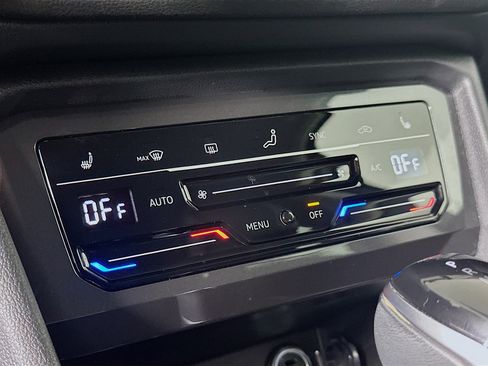 Used 2022 Volkswagen Tiguan SE image 23