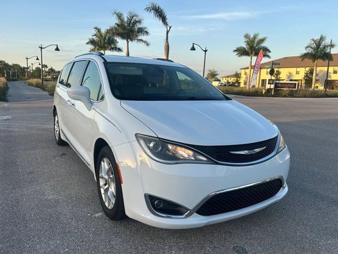 Used 2018 Chrysler Pacifica Touring-L Plus w/ Tire & Wheel Group FWD image 10