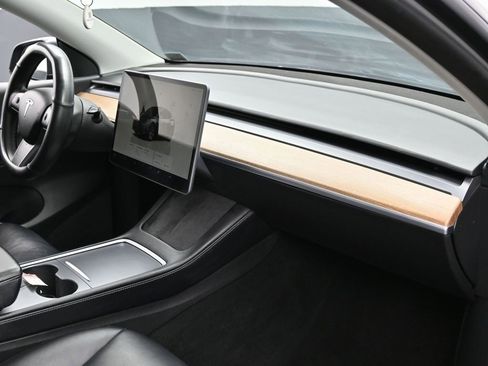 Used 2022 Tesla Model Y Long Range image 40