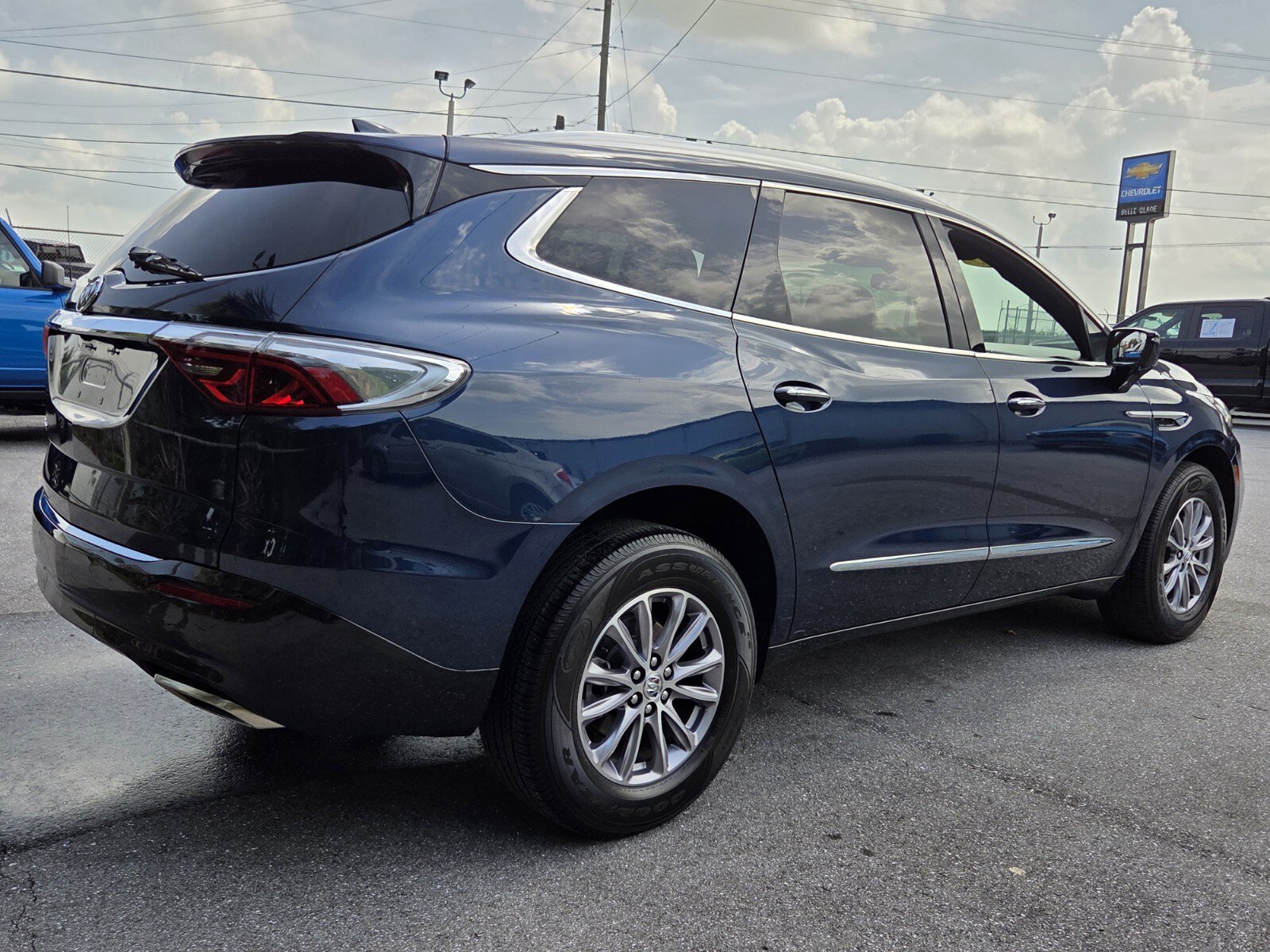 Used 2023 Buick Enclave Essence FWD image 5