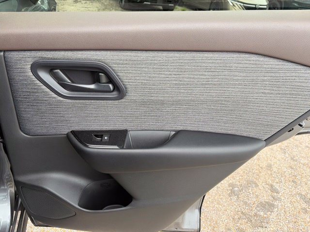 Used 2023 Nissan Rogue S FWD image 19