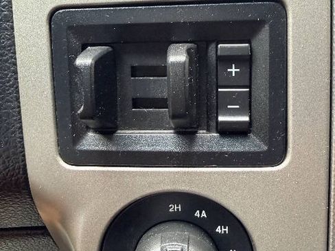 Used 2015 Ford Expedition XLT w/ Equipment Group 202A AWD/4WD image 19