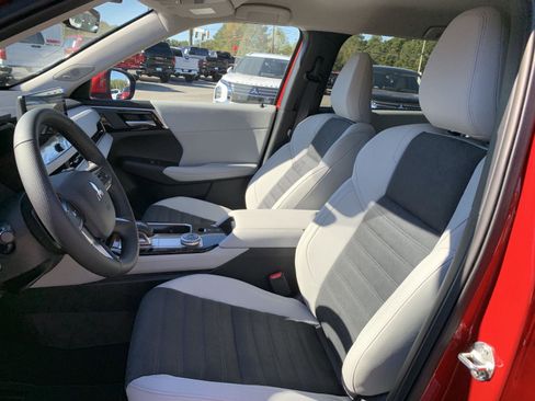 New 2025 Mitsubishi Outlander SE image 12