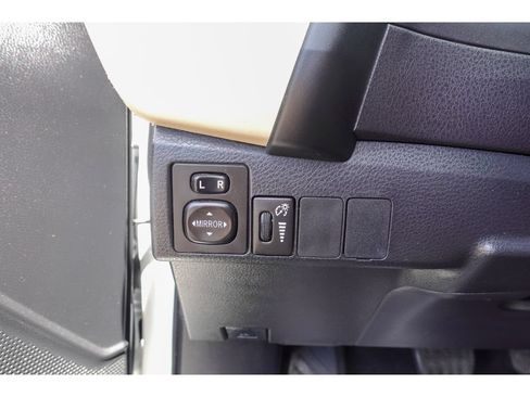 Used 2018 Toyota Corolla LE FWD image 13