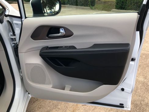 Used 2021 Chrysler Voyager LX image 15