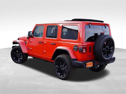 Certified 2025 Jeep Wrangler Unlimited Sahara w/ Safety Group AWD/4WD image 8