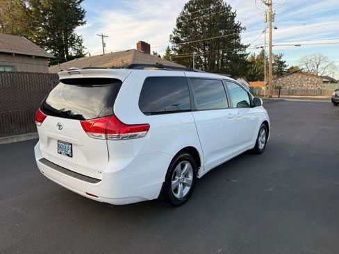 Used 2011 Toyota Sienna LE w/ Towing Pkg image 4