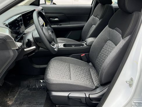 New 2025 Nissan Kicks SV w/ SV Premium Package AWD/4WD image 14