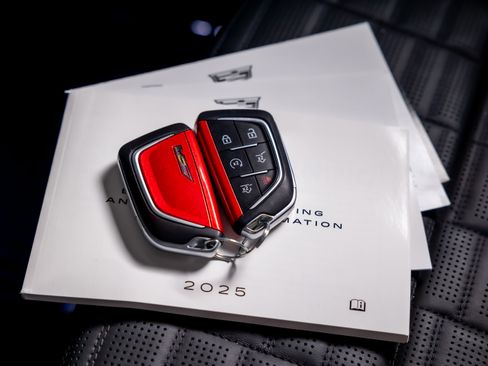 Used 2025 Cadillac Escalade V w/ LPO, ONYX Package image 35