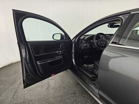Used 2019 Jaguar XJ R-Sport image 19