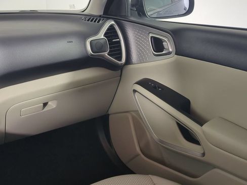 Used 2025 Kia Soul LX w/ LX Technology Package FWD image 18