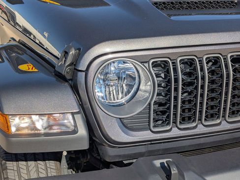 Used 2025 Jeep Gladiator Sport AWD/4WD image 10