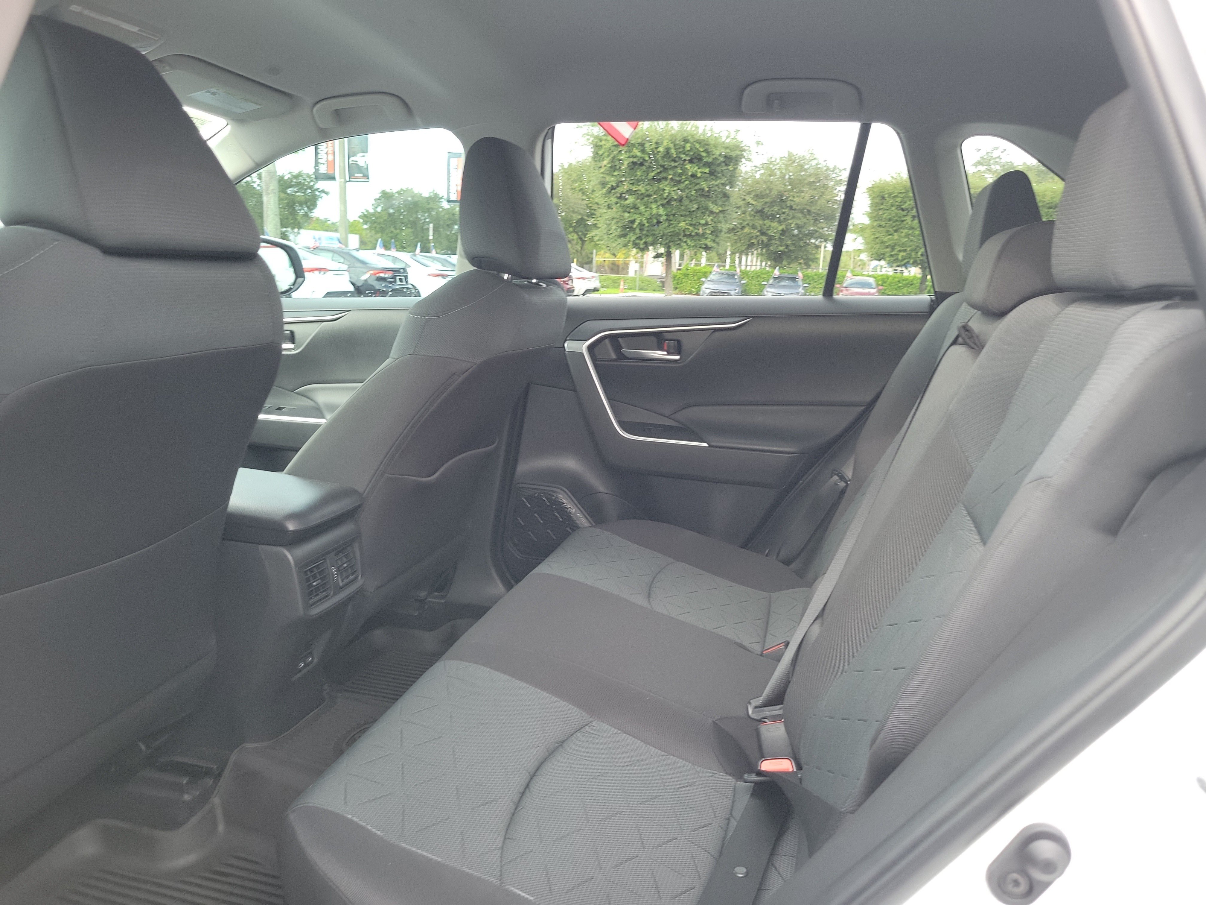 Used 2025 Toyota RAV4 XLE AWD/4WD image 18