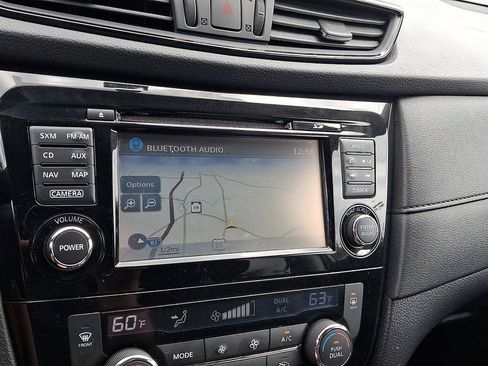 Used 2017 Nissan Rogue SV w/ SV Premium Package AWD/4WD image 3