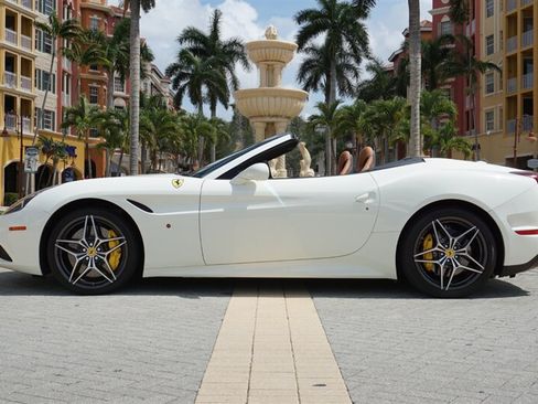 Used 2017 Ferrari California T RWD image 5