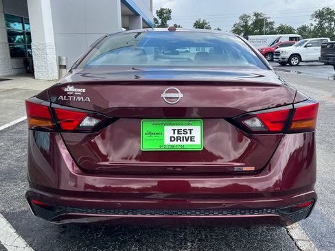 Used 2025 Nissan Altima 2.5 SV FWD image 6