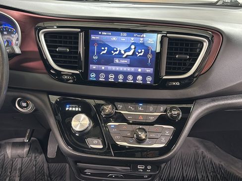 Used 2020 Chrysler Pacifica Touring-L image 10