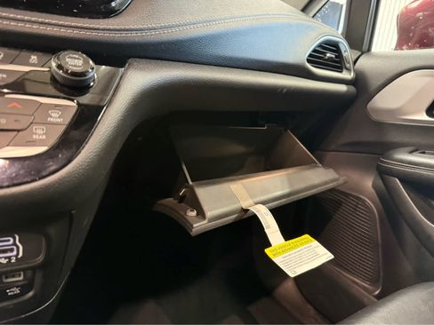 Used 2021 Chrysler Pacifica Touring-L w/ Uconnect Theater Family Group AWD/4WD image 17