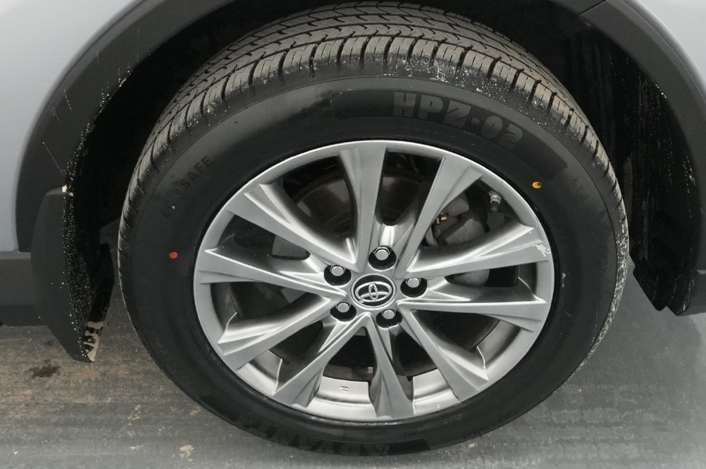 Used 2018 Toyota RAV4 Limited AWD/4WD image 12