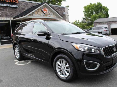 Used 2017 Kia Sorento AWD image 3