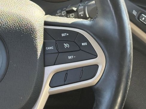 Used 2017 Jeep Cherokee Limited image 9