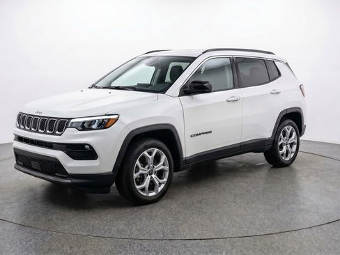 Used 2025 Jeep Compass Latitude AWD/4WD image 3