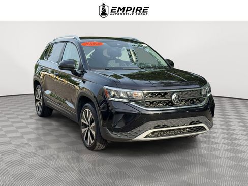Used 2024 Volkswagen Taos SE FWD image 1