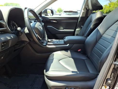 Used 2023 Toyota Highlander XLE AWD/4WD image 16