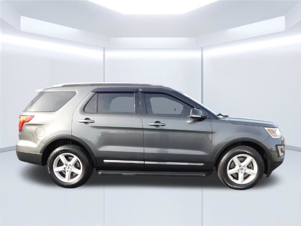 Used 2017 Ford Explorer XLT AWD/4WD image 2