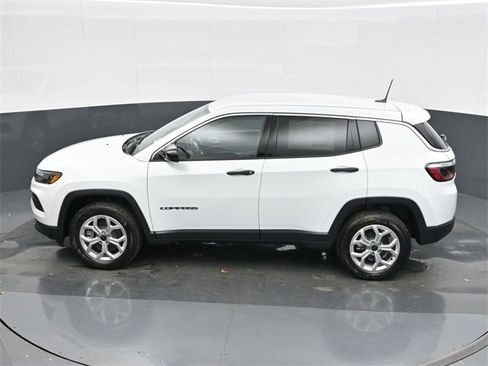 Used 2025 Jeep Compass Sport image 35