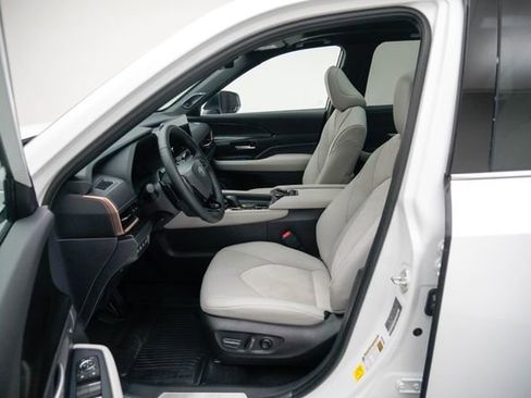 Used 2025 Toyota Grand Highlander AWD Hybrid image 3