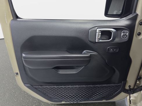 Used 2020 Jeep Gladiator Rubicon w/ Cold Weather Group AWD/4WD image 26